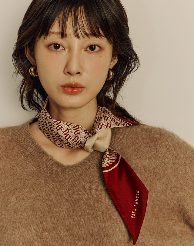닥스 액세서리 버건디 DD로고 실크 쁘띠 스카프 와인 착용컷