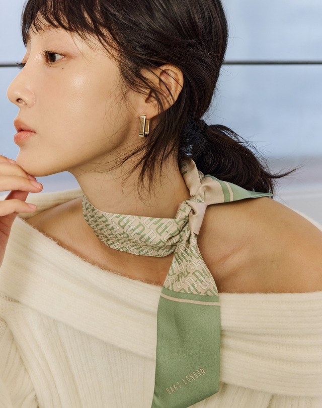 닥스 액세서리 그린 DD로고 실크 스카프 트윌리 밝은 초록 착용컷