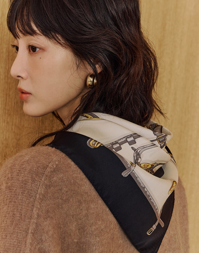 닥스 액세서리 [셀럽PICK][스카프링포함] 실크 100% 클래식 새들 실크 스카프 블랙 착용컷