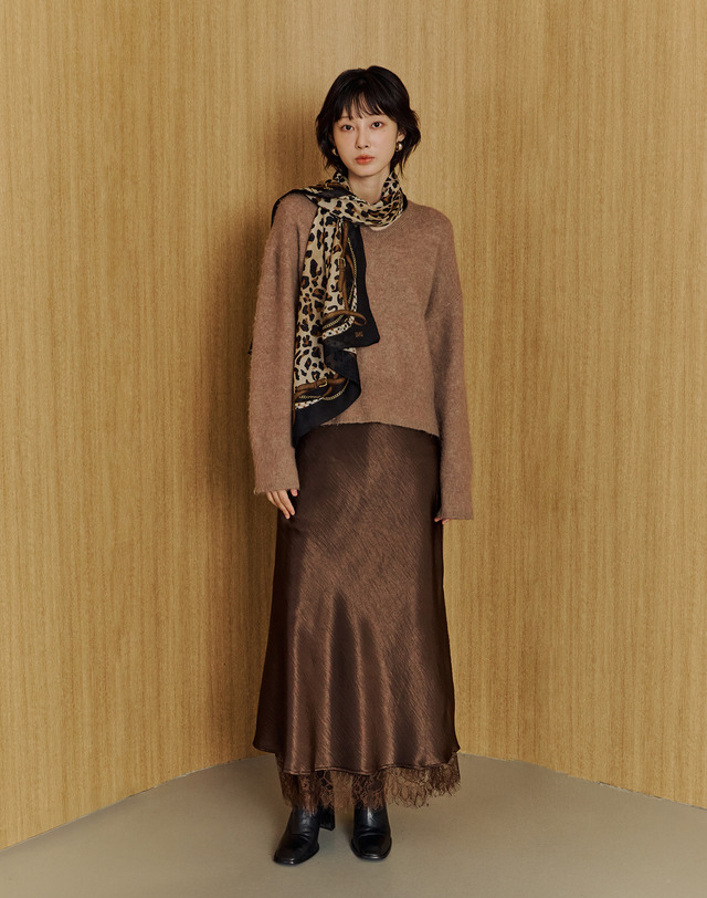 닥스 액세서리 브라운 레오파드 울혼방 스카프 착용컷