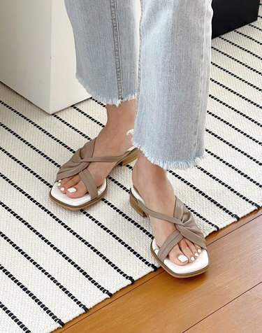 [VETIANO 베티아노] 헤이즐 사이드 꼬임 스트랩 뮬 4C /  Hazel Side Twist Strap Mules 4C