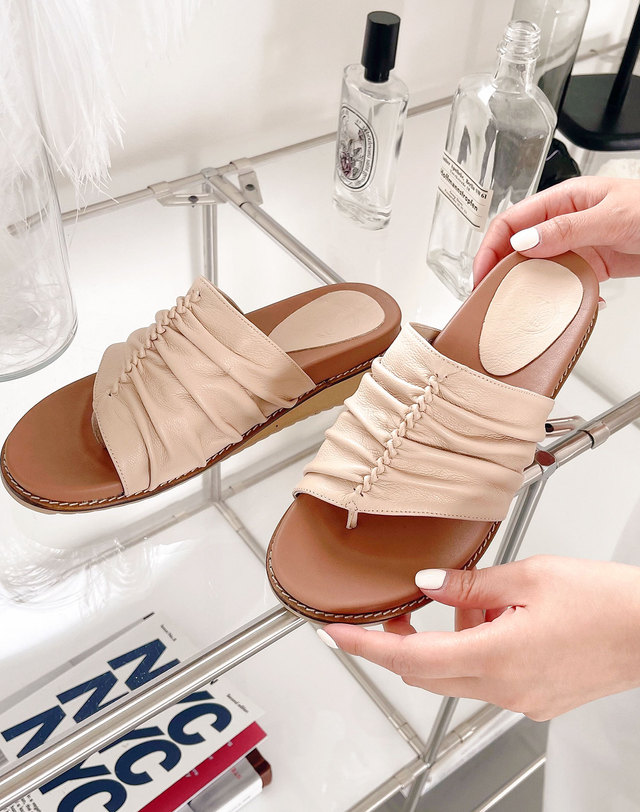 베티아노 [VETIANO 베티아노] ﻿새라 주름 쪼리 샌들 2C / Sara pleated shorts sandals 2C 착용컷