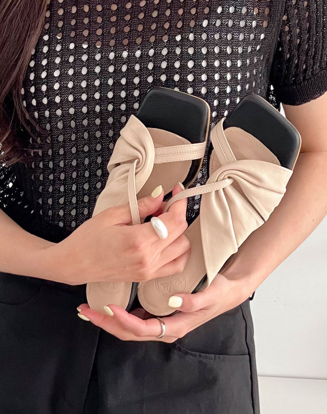 베티아노 [VETIANO 베티아노] 사이드 꼬임 스트랩 뮬 3C / Side twist strap mules 3C 착용컷