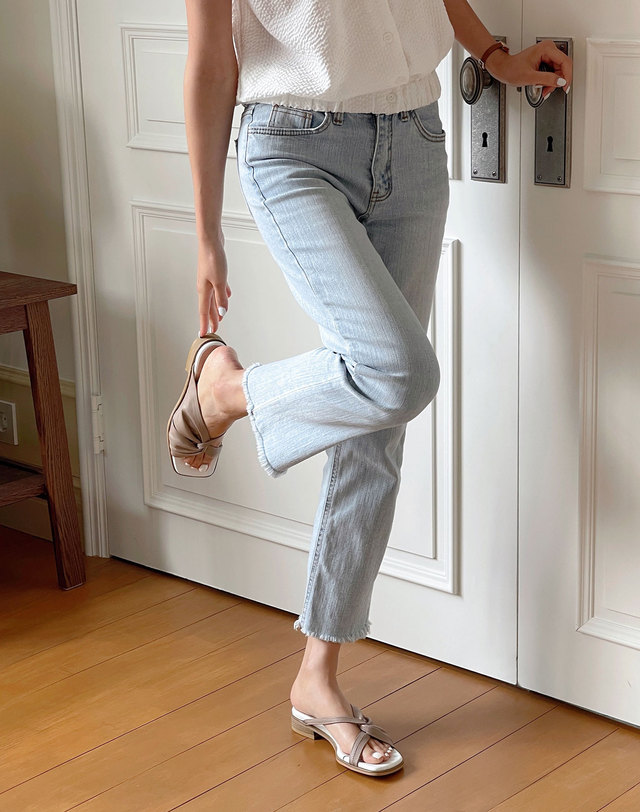 베티아노 [VETIANO 베티아노] 헤이즐 사이드 꼬임 스트랩 뮬 4C / Hazel Side Twist Strap Mules 4C 착용컷