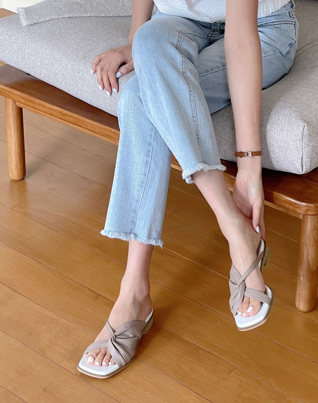 베티아노 [VETIANO 베티아노] 헤이즐 사이드 꼬임 스트랩 뮬 4C / Hazel Side Twist Strap Mules 4C 착용컷