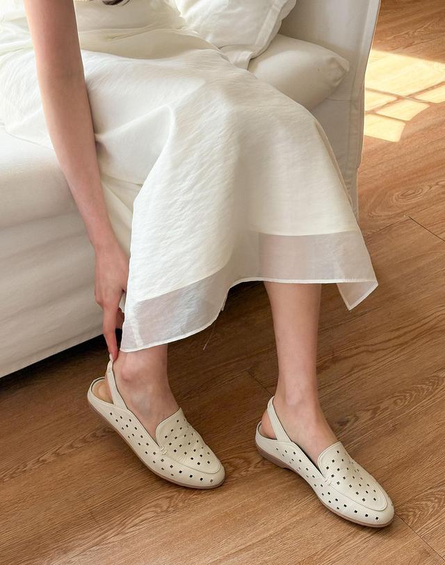 베티아노 [VETIANO 베티아노] 라운드 큐브 펀칭 로퍼 샌들 / Round Cube Punching loafer Sandals 착용컷