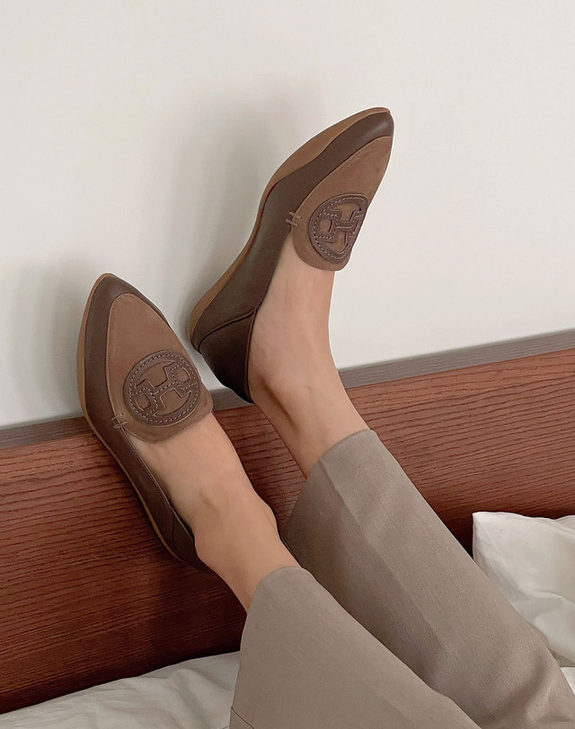 베티아노 ﻿[VETIANO 베티아노] 모네 H장식 포인티드 로퍼 2C / Monet H-embellished pointed loafers 2C 착용컷