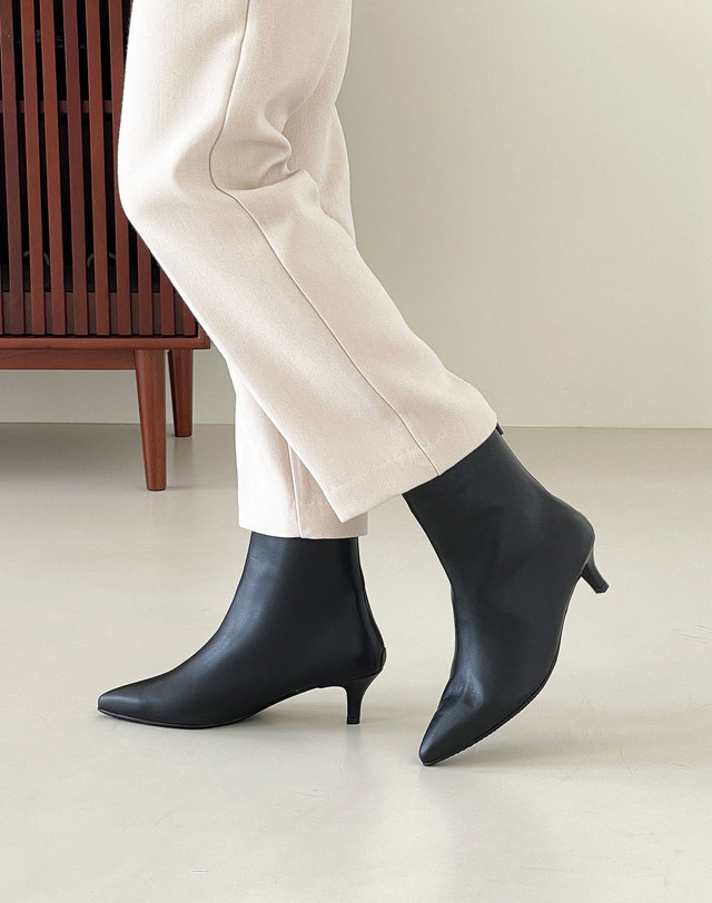 베티아노 [VETIANO 베티아노] 마인 포인티드 소가죽 앵클부츠 2C / Mine Pointed Cowhide Ankle Boots 2C 블랙 착용컷