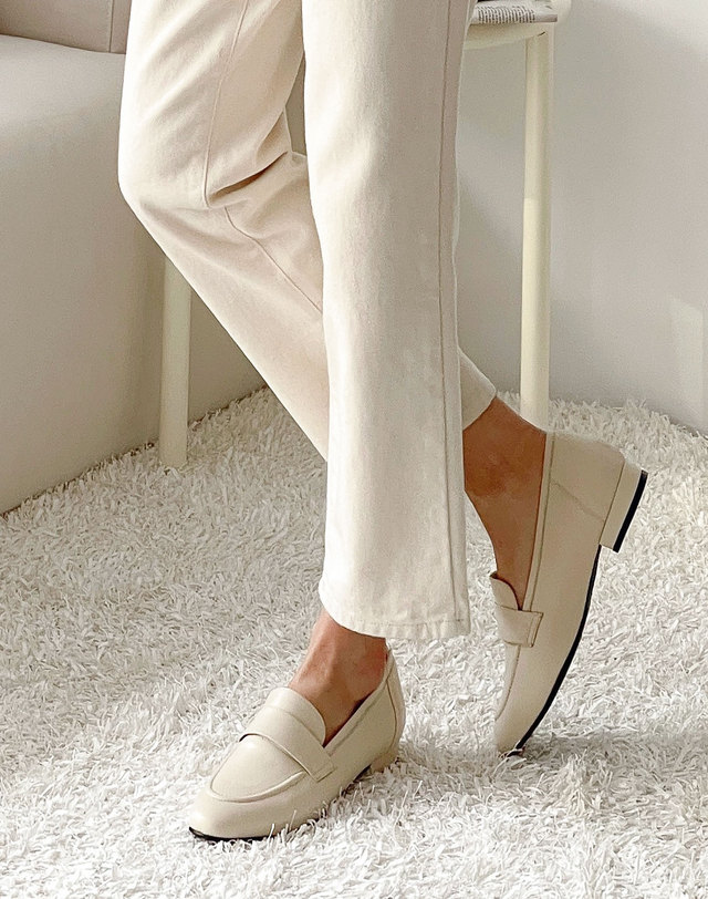 베티아노 [VETIANO 베티아노] 소프트 램스킨 슬림 페니로퍼 3C / Soft Lambskin Slim Penny Loafer 3C 아이보리 착용컷