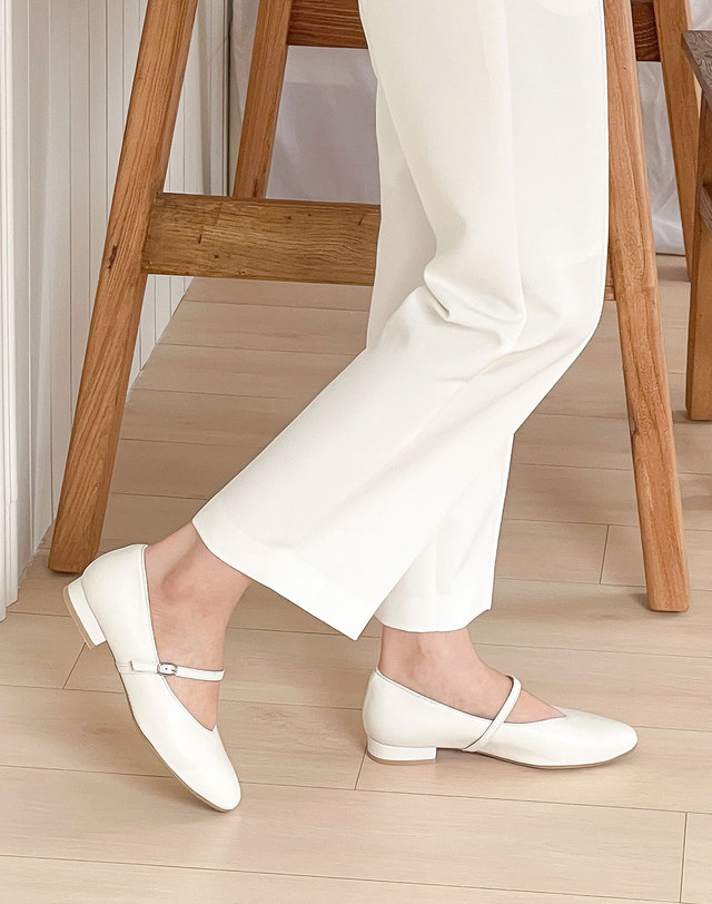 베티아노 [VETIANO 베티아노] 뉴 릴스 V쉐입 메리제인 플랫슈즈 / New Lils V-shaped Mary Jane flat shoes 착용컷