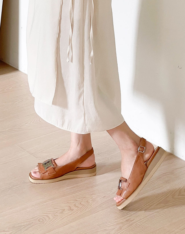 베티아노 [VETIANO 베티아노] 스퀘어 체인태슬 오픈토 샌들 2color / Square chain tassel open toe sandals 2colors 착용컷