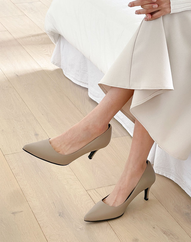 베티아노 [VETIANO 베티아노] 레주브 베이지 포인티드 펌프스 4color / Rejuve Beige Pointed Pumps 4color 착용컷
