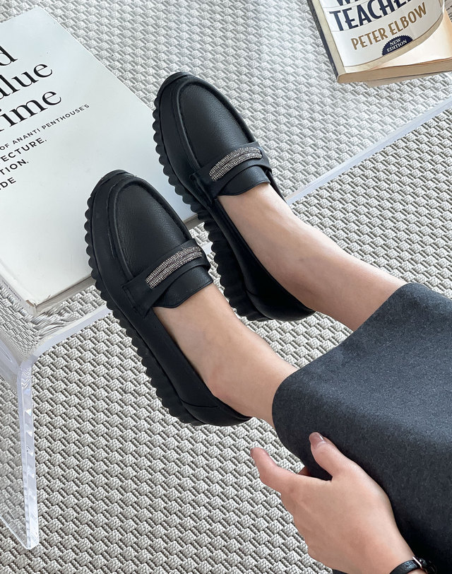 베티아노 [VETIANO 베티아노] 아데브 보석줄 생고무 로퍼 2color / Smog raw rubber decorative loafers 2colors 착용컷