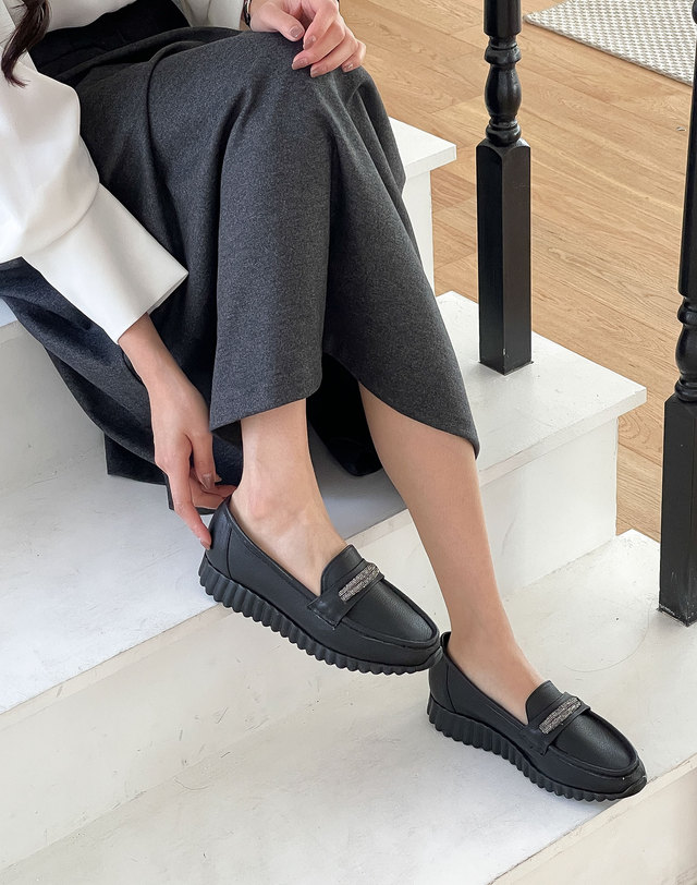 베티아노 [VETIANO 베티아노] 아데브 보석줄 생고무 로퍼 2color / Smog raw rubber decorative loafers 2colors 착용컷