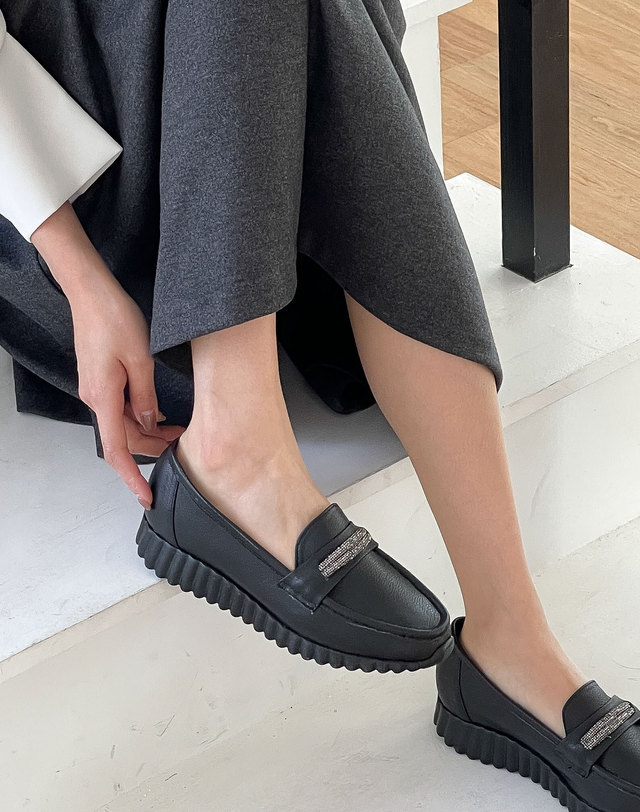베티아노 [VETIANO 베티아노] 아데브 보석줄 생고무 로퍼 2color / Smog raw rubber decorative loafers 2colors 착용컷