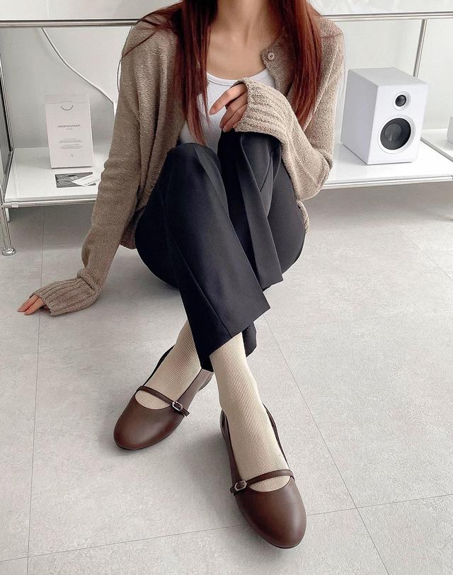 베티아노 [VETIANO 베티아노] 멜로디아 스트랩 _ 라운드 양가죽 플랫 / Melodia Strap _ Round Sheepskin Flat 착용컷