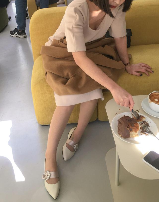 베티아노 [VETIANO 베티아노] 아멜리아 포인티드 플랫슈즈 2color / Amelia pointed flats 2color 착용컷