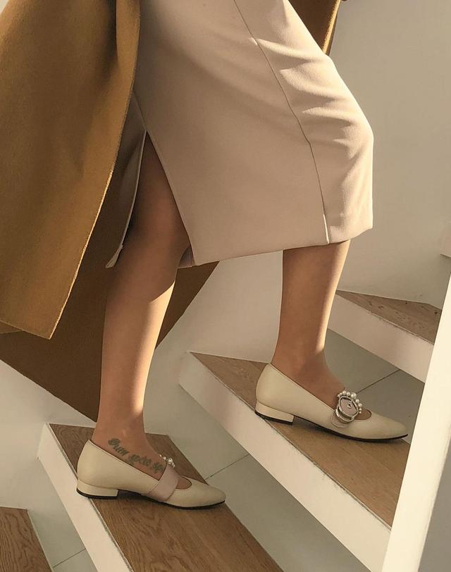 베티아노 [VETIANO 베티아노] 아멜리아 포인티드 플랫슈즈 2color / Amelia pointed flats 2color 착용컷