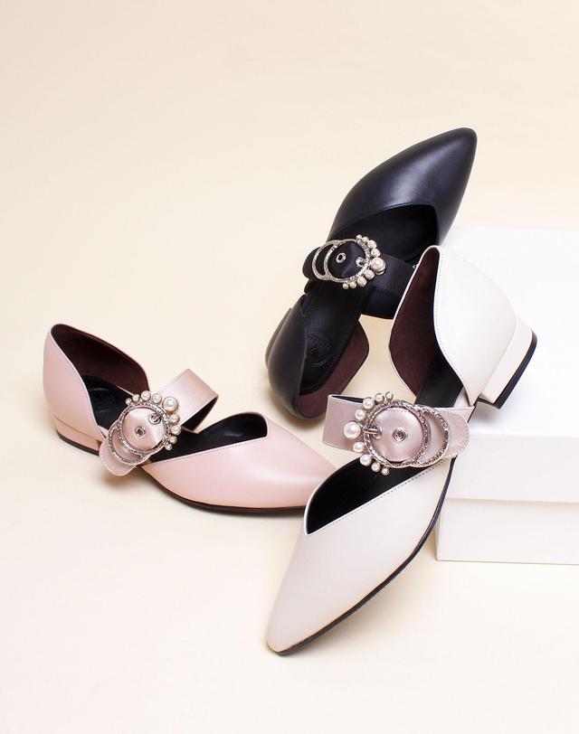 베티아노 [VETIANO 베티아노] 사이드 오픈 아멜리아 포인티드 플랫슈즈 2color / Side open Amelia pointed flats 2color 착용컷