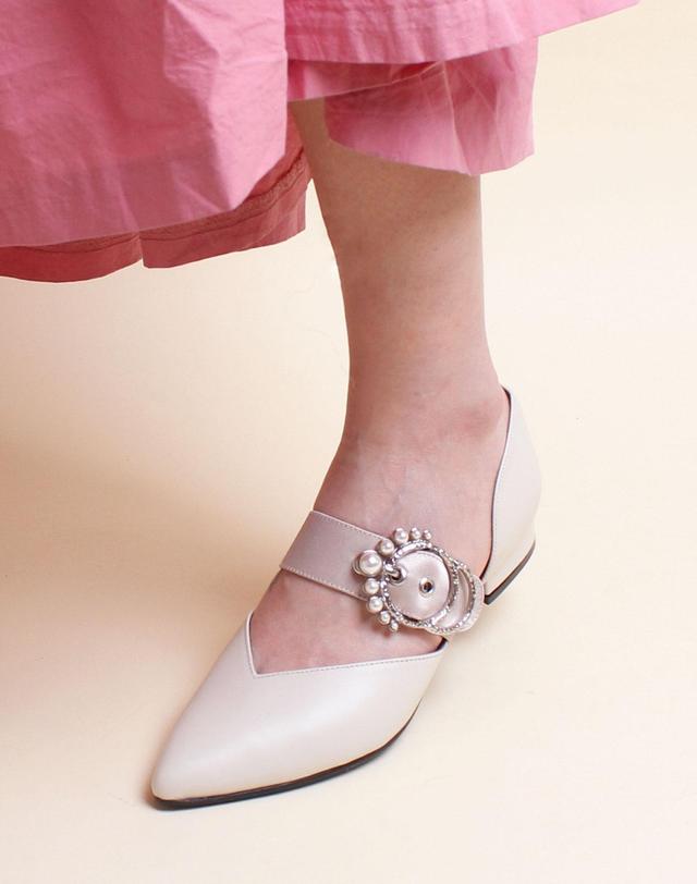 베티아노 [VETIANO 베티아노] 사이드 오픈 아멜리아 포인티드 플랫슈즈 2color / Side open Amelia pointed flats 2color 착용컷