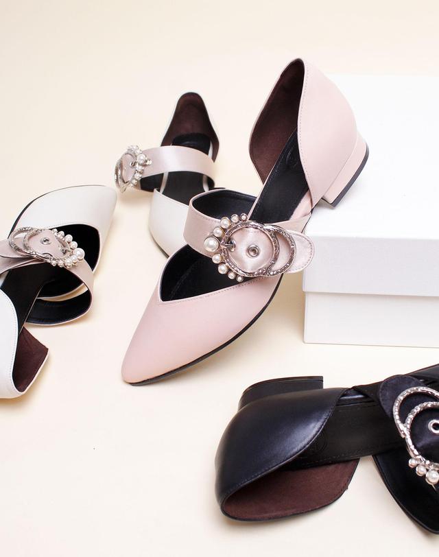 베티아노 [VETIANO 베티아노] 사이드 오픈 아멜리아 포인티드 플랫슈즈 2color / Side open Amelia pointed flats 2color 착용컷