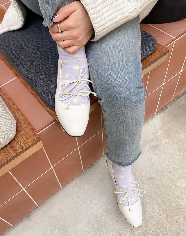 베티아노 [VETIANO 베티아노] 더블 리본 까멜리아 메리제인 플랫 / Double Ribbon Camellia Mary Jane Flats 착용컷