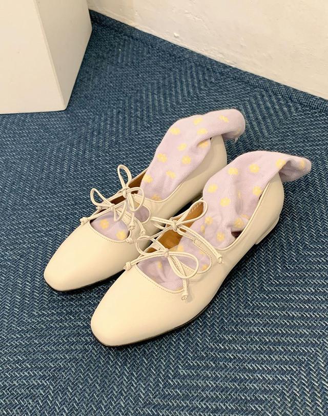 베티아노 [VETIANO 베티아노] 더블 리본 까멜리아 메리제인 플랫 / Double Ribbon Camellia Mary Jane Flats 착용컷