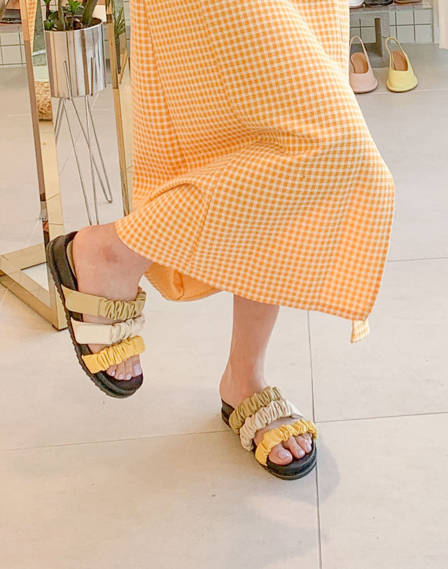 오알 [O.R 오알] 보비 쓰리 프릴 스트랩 슬리퍼 2C / Bobby three frill strap mule 2C 착용컷
