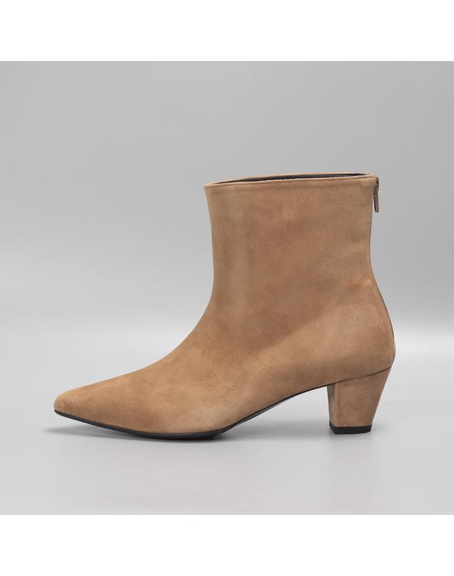 루시크루 포인티드토 스웨이드 앵클부츠 LC742_6cm 베이지 착용컷