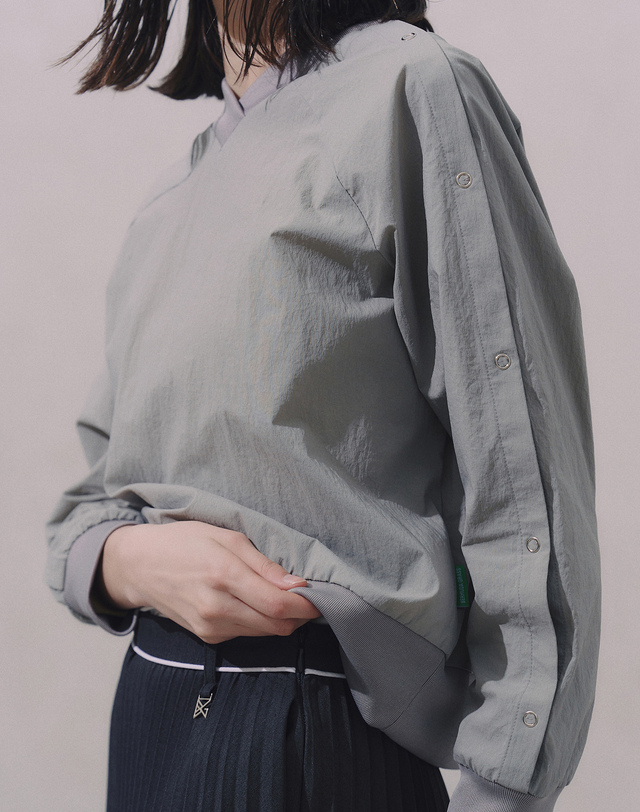 버뮤다그래스 소매 트임 우븐 맨투맨_KHAKI 착용컷