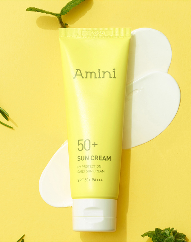 아미니 아미니 데일리 저자극 수분 콜라겐 선크림 50ml(SPF50+) 착용컷