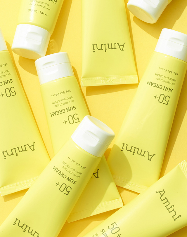 아미니 아미니 데일리 저자극 수분 콜라겐 선크림 50ml(SPF50+) 착용컷