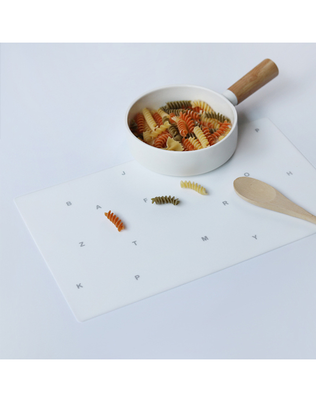리본제이 레터스 테이블매트(타이포) 착용컷