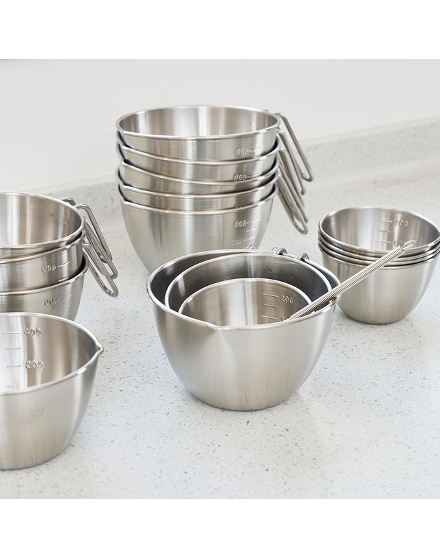 리본제이 국내 제작 304 스텐 믹싱 계량컵 4종세트 (250ml/500ml/750ml/1200ml) 착용컷