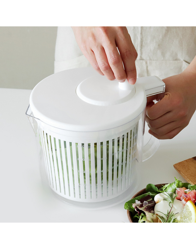 리본제이 콤팩트 만능 야채 탈수기 핸들 손잡이형 2.5L / 반자동 샐러드 스피너 믹싱볼 채반 세트 착용컷