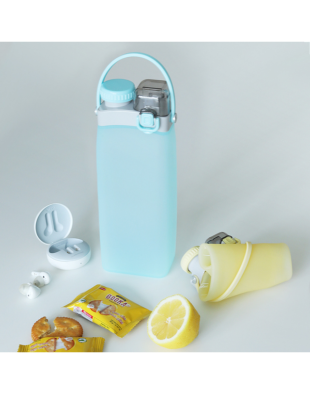 리본제이 무디타 플래티넘 실리콘 물병 접이식 롤업 텀블러 물통 600ml / 빨대텀블러 휴대용 물통 착용컷