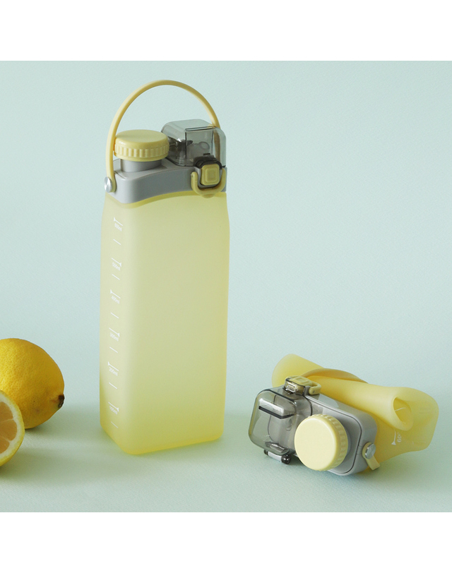 리본제이 무디타 플래티넘 실리콘 물병 접이식 롤업 텀블러 물통 600ml / 빨대텀블러 휴대용 물통 착용컷