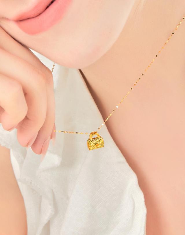 러브넛 [러브넛] 24K 순금 퀄팅 토드백 펜던트 PG1075 착용컷