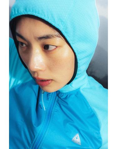 [코오롱스포츠] [TRAIL] 여성 트레일러닝 하이브리드 후드 집업 TVJJX26754AQU