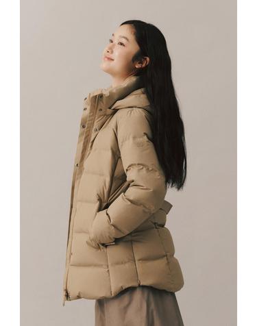 [코오롱스포츠] 여성 쿠치 중기장 후드 미드 다운 재킷 TVJDW26612BEI