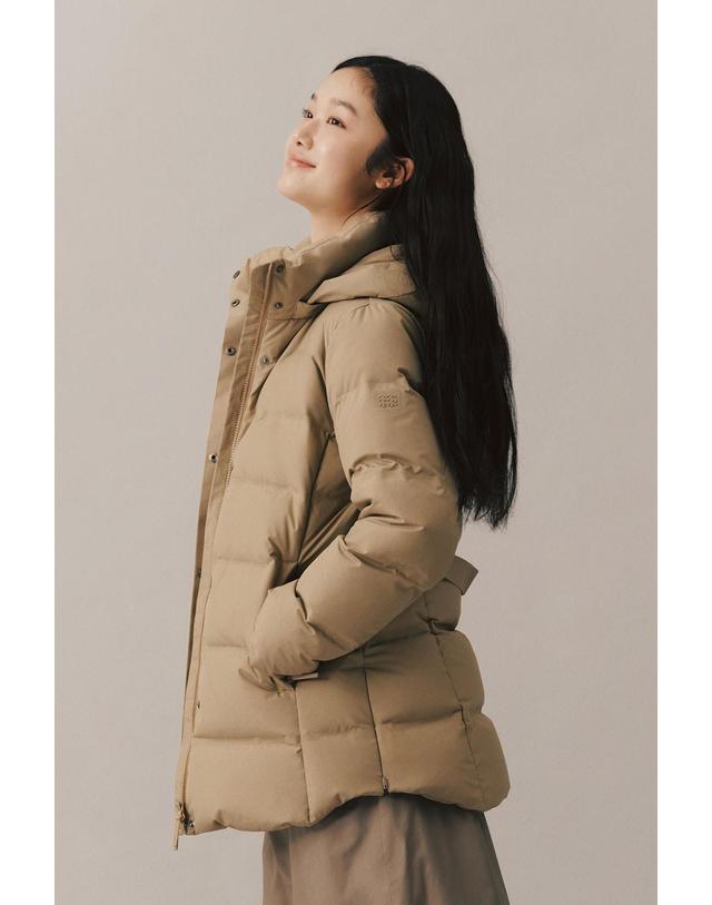 코오롱스포츠 [코오롱스포츠] 여성 쿠치 중기장 후드 미드 다운 재킷 TVJDW26612BEI 착용컷