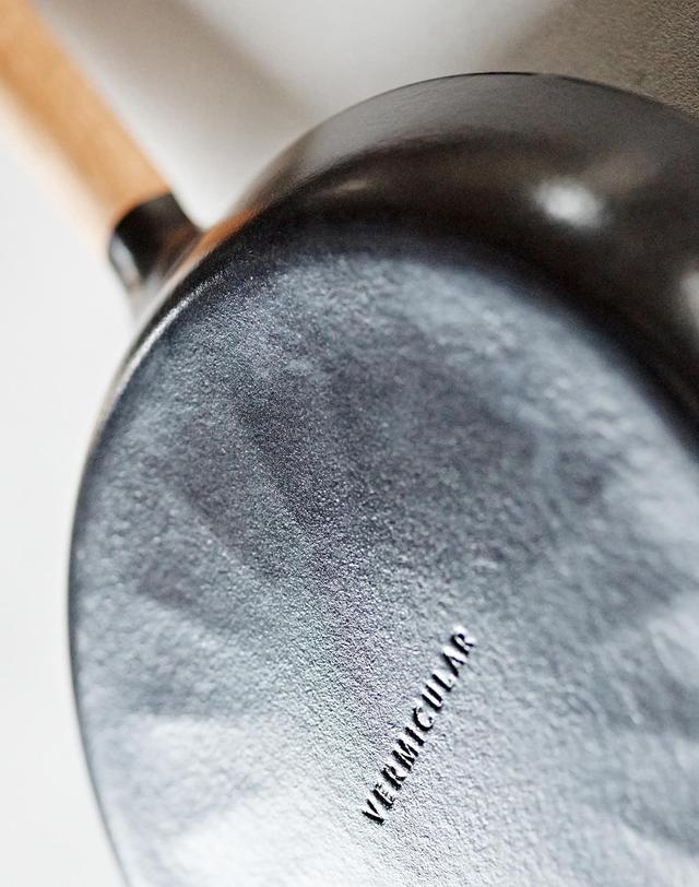버미큘라 [버미큘라] 프리미엄 주물 법랑 딥 프라이팬 오크/월넛 28cm (깊은팬) 착용컷