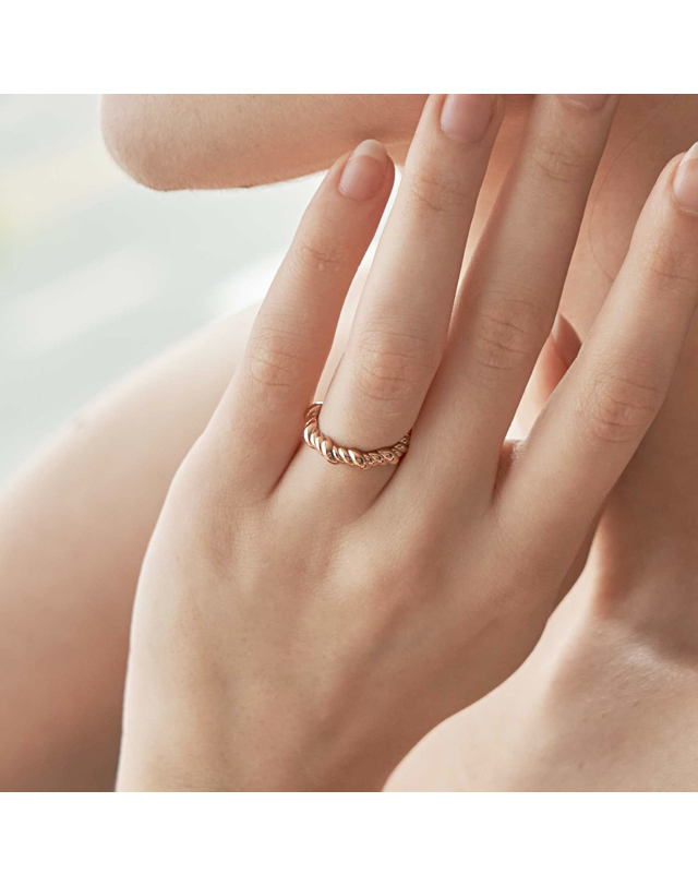 커플레인 꽈배기 꼬임 18k 여자 금반지 R18SW118 착용컷
