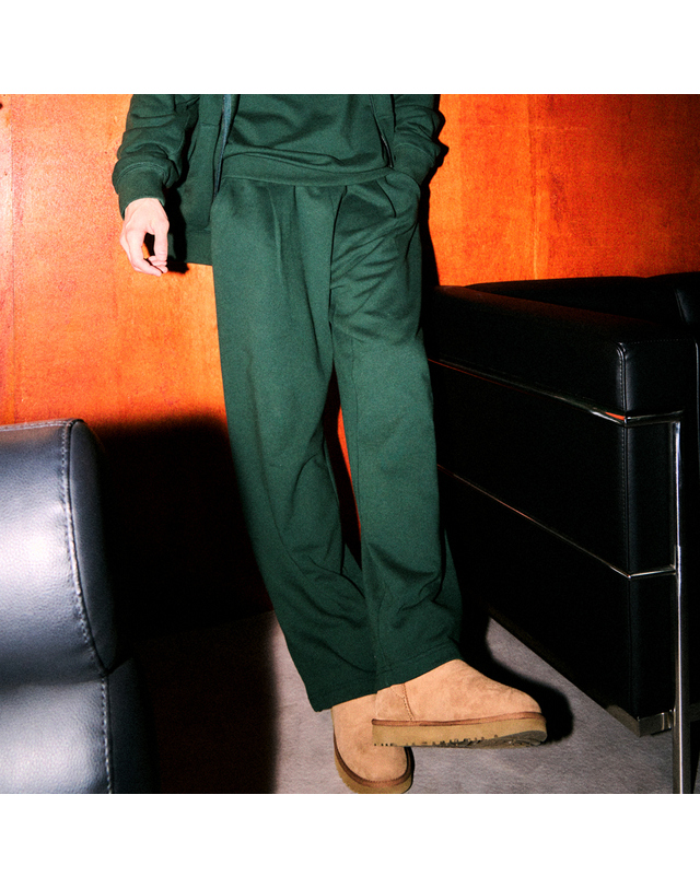 제너럴아이디어 제너럴 아이디어 UNISEX 원 턱 밴딩 스웨트 팬츠 [GREEN] / SBC3U52005 착용컷