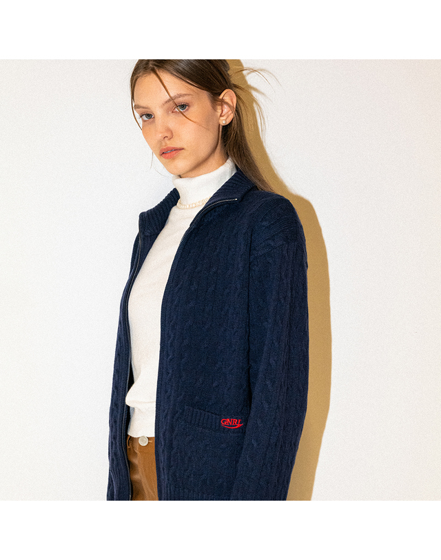 제너럴아이디어 제너럴 아이디어 UNISEX 케이블 하프넥 집업 가디건[NAVY] / SBC4U04018 착용컷
