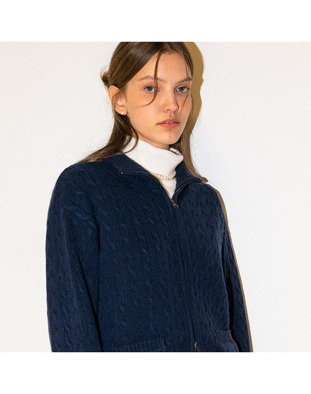 제너럴아이디어 제너럴 아이디어 UNISEX 케이블 하프넥 집업 가디건[NAVY] / SBC4U04018 착용컷