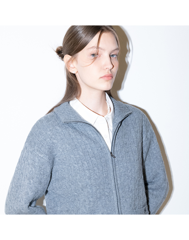 제너럴아이디어 제너럴 아이디어 UNISEX 케이블 하프넥 집업 가디건[MELANGE GREY] / SBC4U04018 착용컷