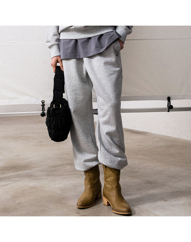 제너럴아이디어 제너럴 아이디어 UNISEX 에센셜 코지 스웨트 조거 팬츠 [MELANGE GREY] / SBD1U52040-WOMAN 착용컷
