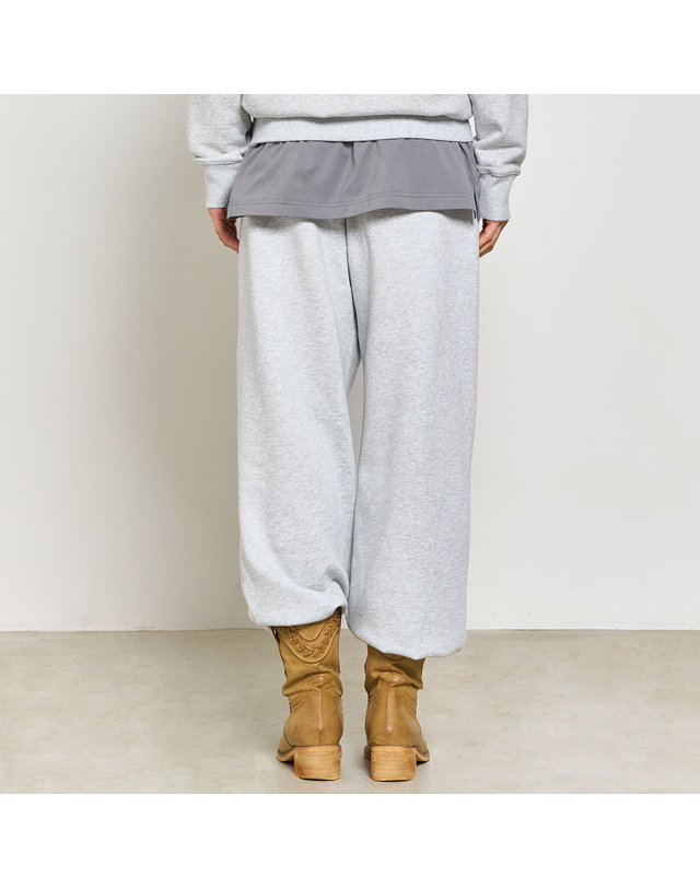 제너럴아이디어 제너럴 아이디어 UNISEX 에센셜 코지 스웨트 조거 팬츠 [MELANGE GREY] / SBD1U52040-WOMAN 착용컷
