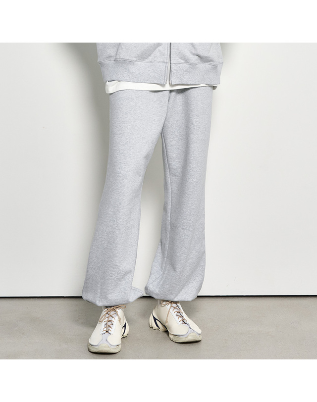 제너럴아이디어 제너럴 아이디어 UNISEX 에센셜 코지 스웨트 조거 팬츠 [MELANGE GREY] / SBD1U52040-MAN 착용컷